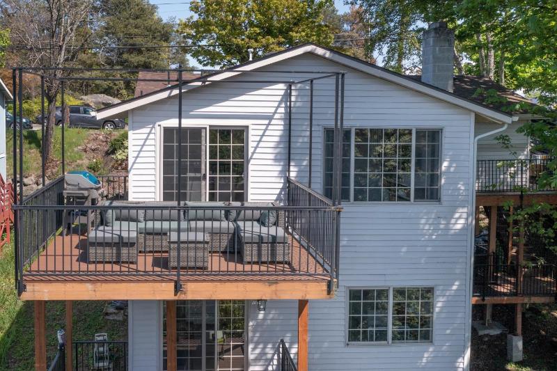 High Point Guesthouse - Next to Seattle Chinese Garden - image 8