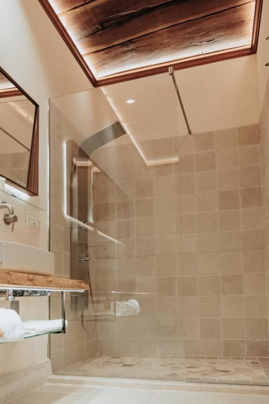 Deluxe Suite with Spa Bath image 2