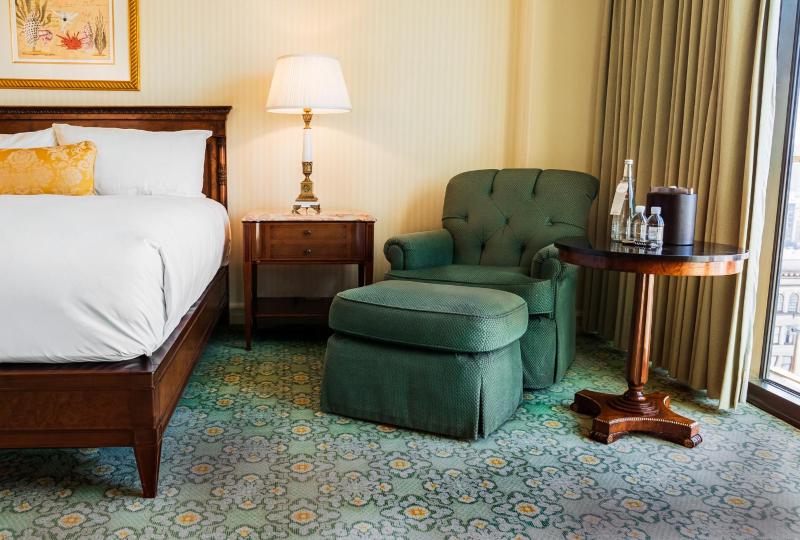 Deluxe King Room image 4