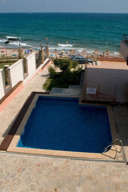 Triple Room with Balcony and Sea View image 3