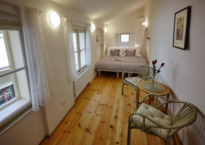Queen Bee apartments - image 9