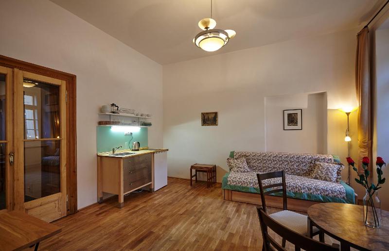 Queen Bee apartments - image 2