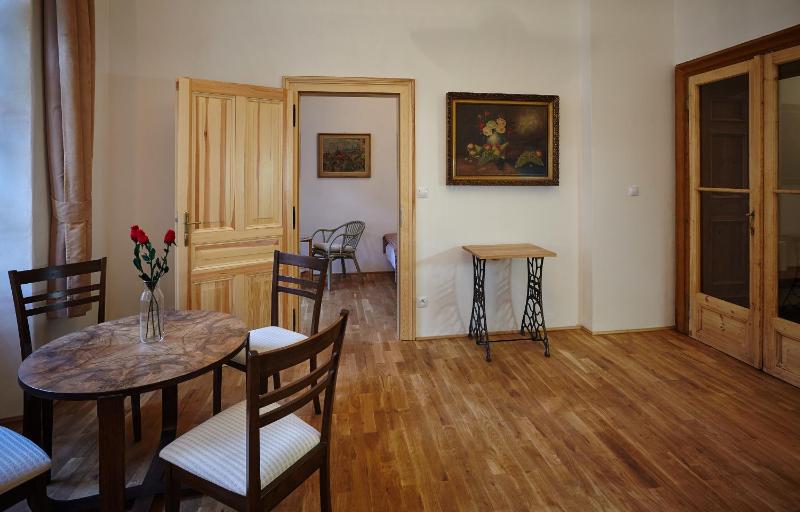 Queen Bee apartments - image 4
