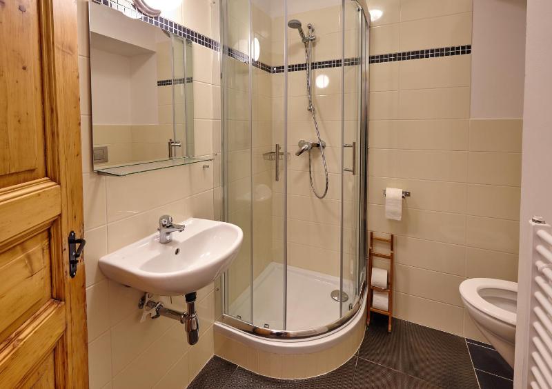 Queen Bee apartments - image 3