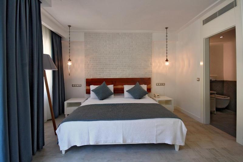 Deluxe Double Room with City View image 2