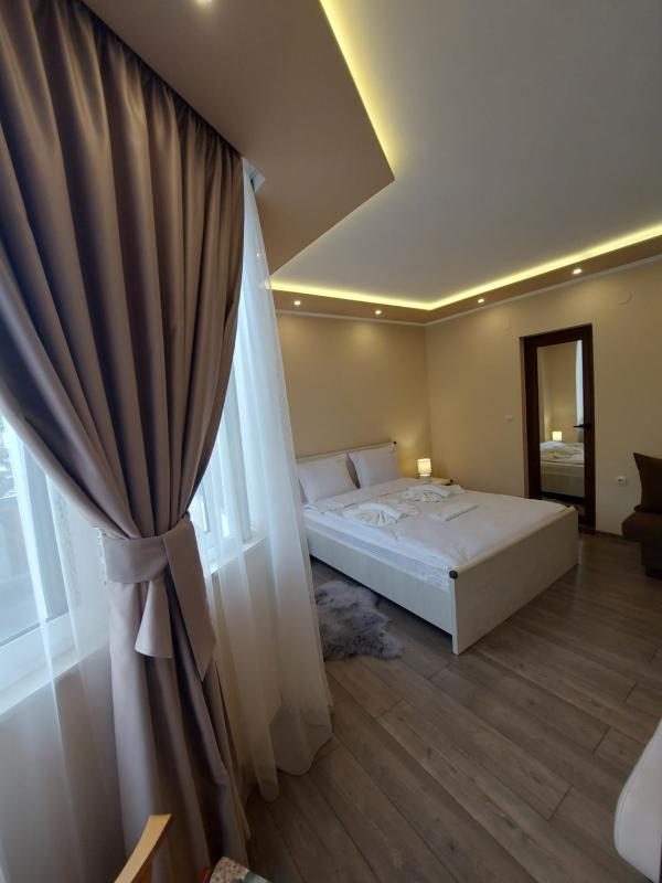 Queen Room image 2