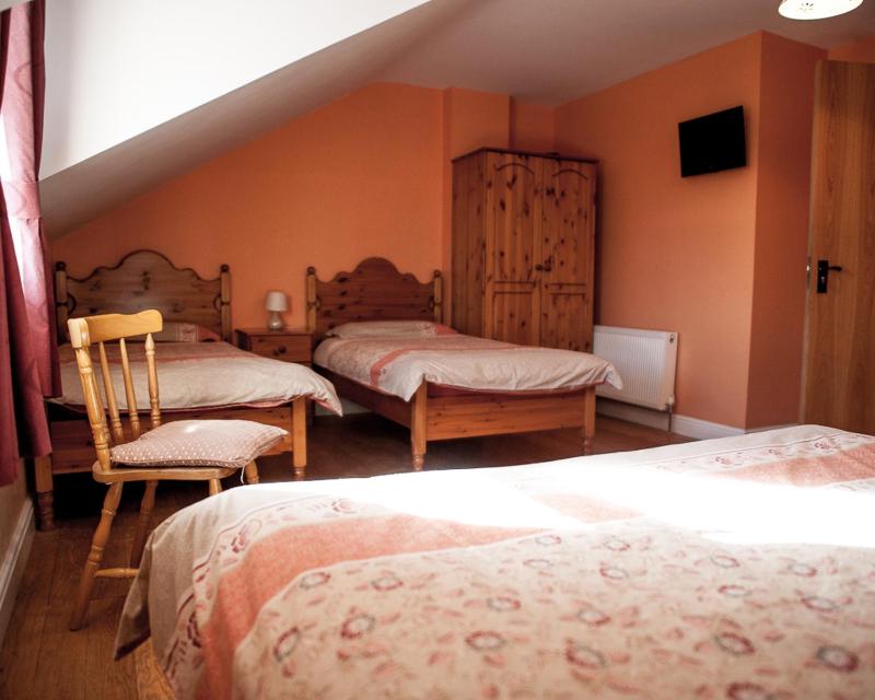 Quadruple Room with Private Bathroom image 3