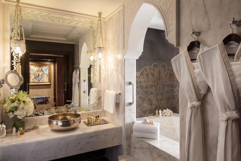 Two-Bedroom Suite King, Balcony with Club Access including Breakfast, Afternoon Tea, Evening Cocktail Hours & Soft Refreshments image 4