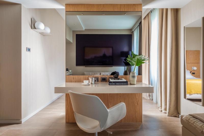  Junior Suite with Spa Access image 4