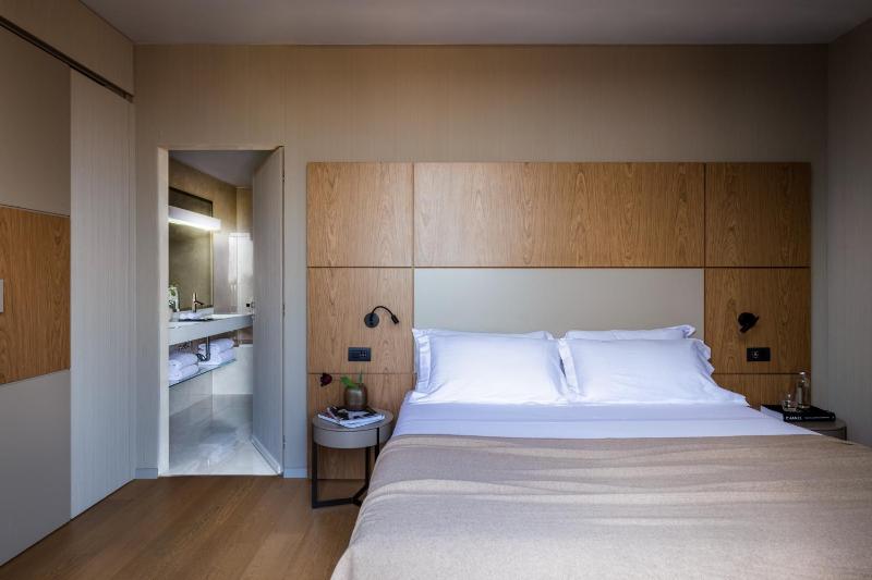 Suite Terrace with spa access image 4