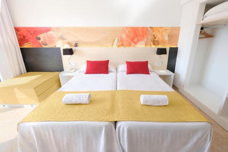 Twin Room image 4