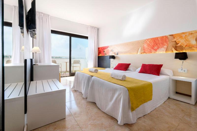 Double Room with Sea View image 2