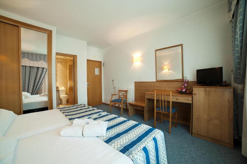 Twin Room image 1