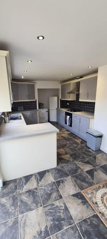 Well presented 3 Bed House- 9 Guests - Great for Leisure stays or Contractors -NG8 postcode - image 6