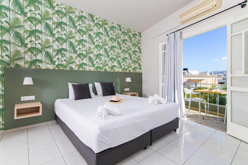 Triple Room with Balcony image 3