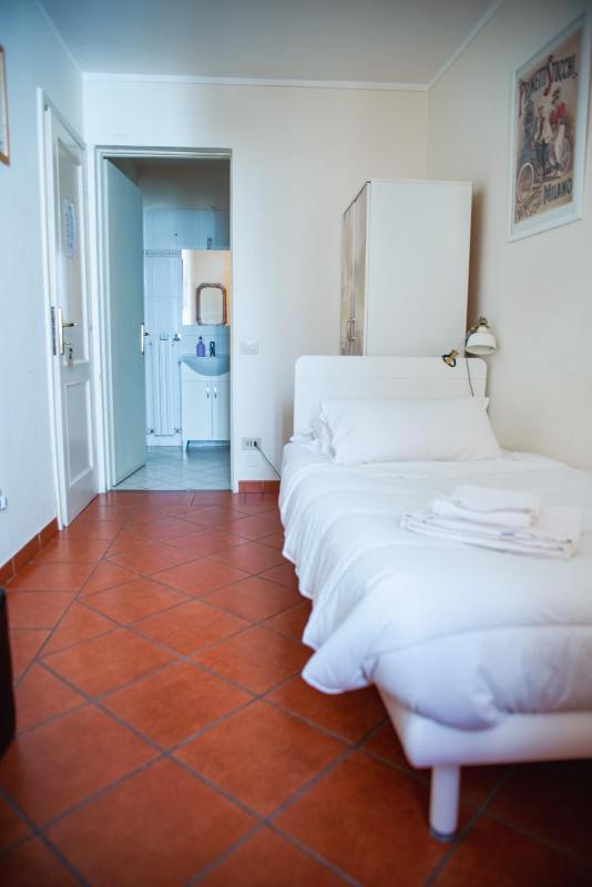Single Room image 3