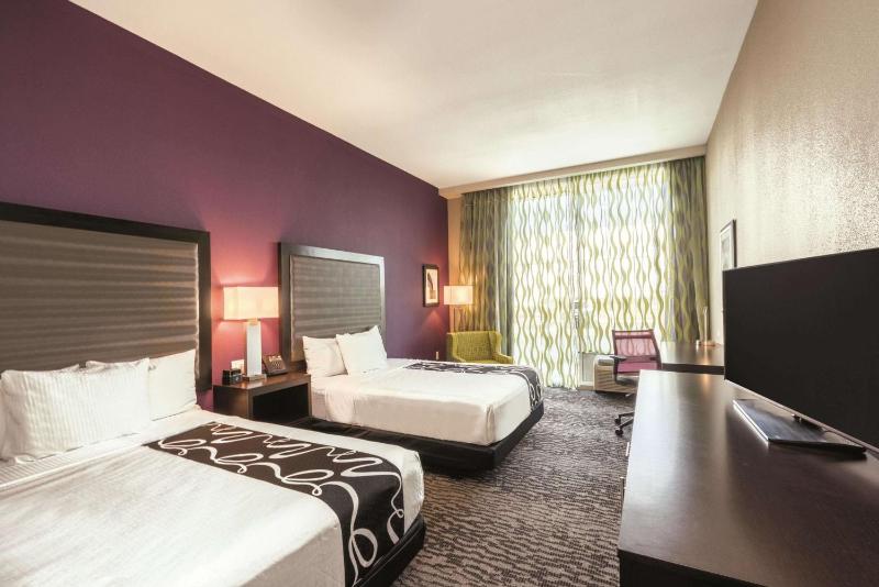 Queen Room with Two Queen Beds - Mobility Access/Non-Smoking image 2