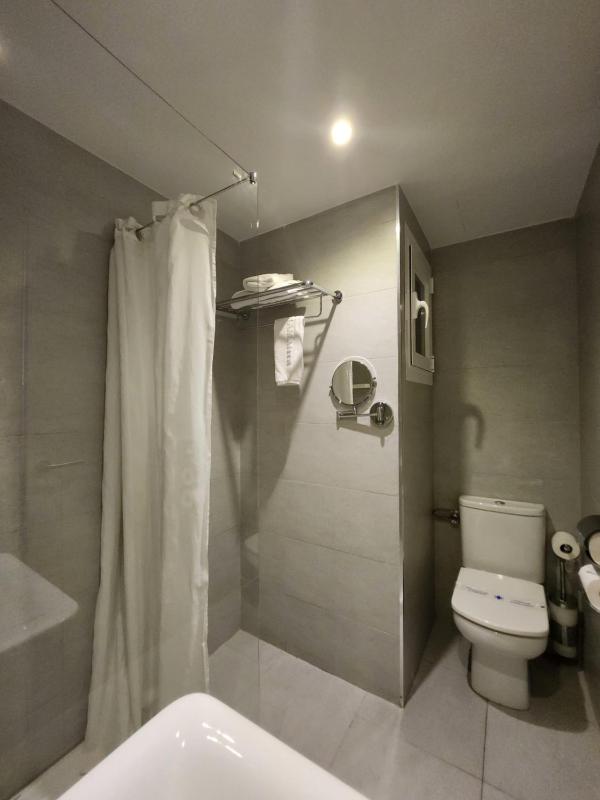 Single Room image 3