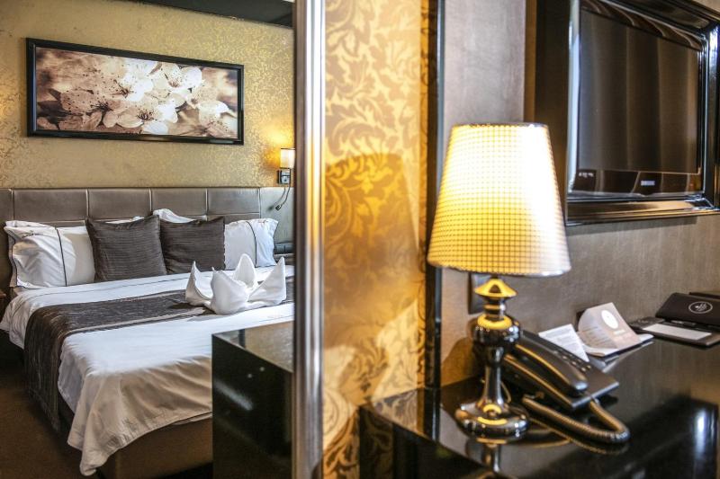 Classic Double Room with Balcony image 3
