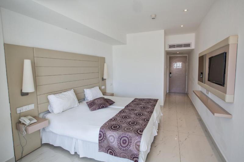 Superior Double or Twin Room with Inland View image 4