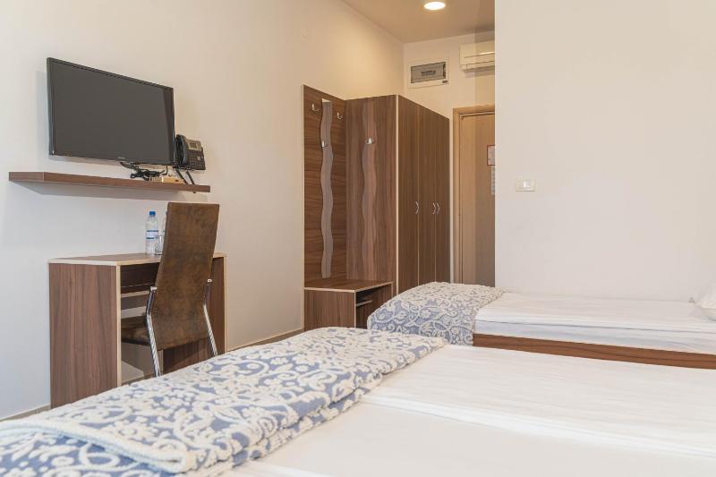 Double Room with Sea View image 4