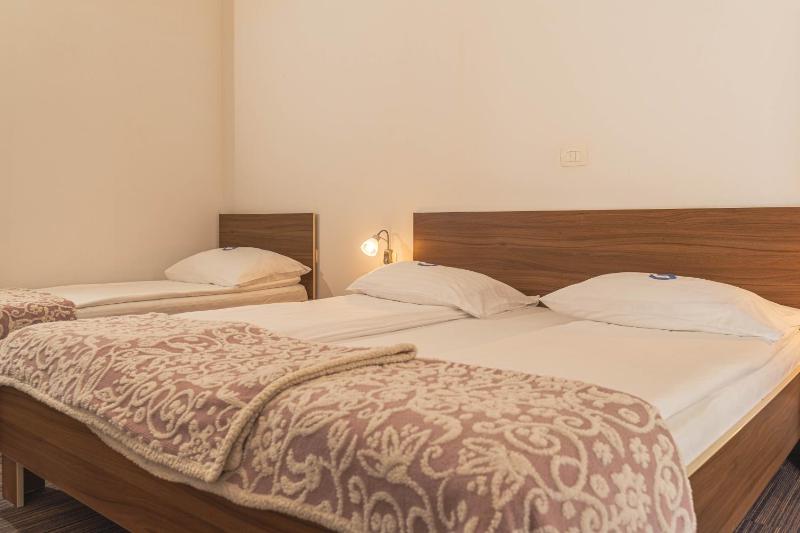 Triple Room with Garden View image 4