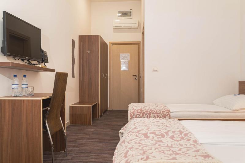 Triple Room with Garden View image 3