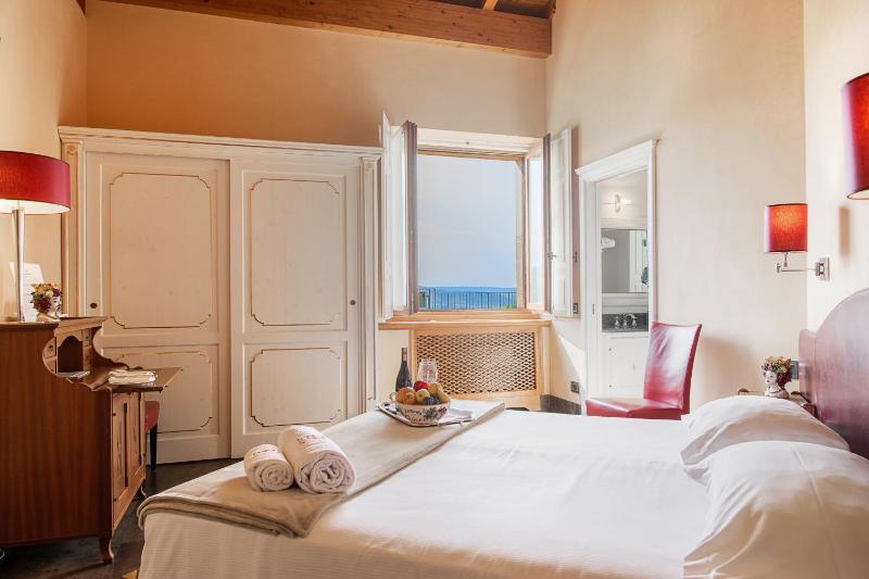 Deluxe Double Room image 4