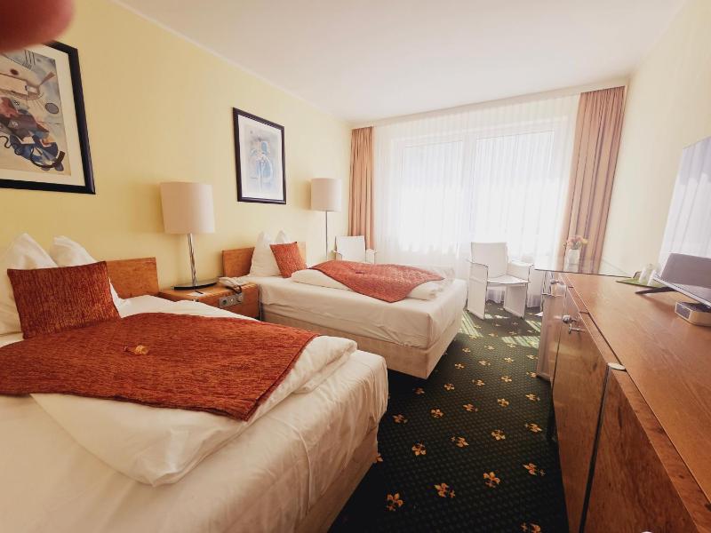 Twin Room image 2