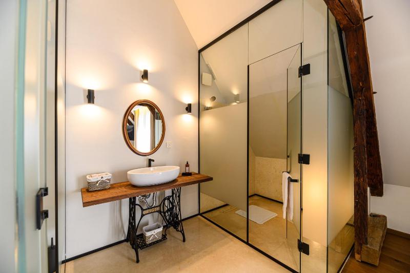 Cozy Attic Suite with shower & mountain view Adults Only image 3