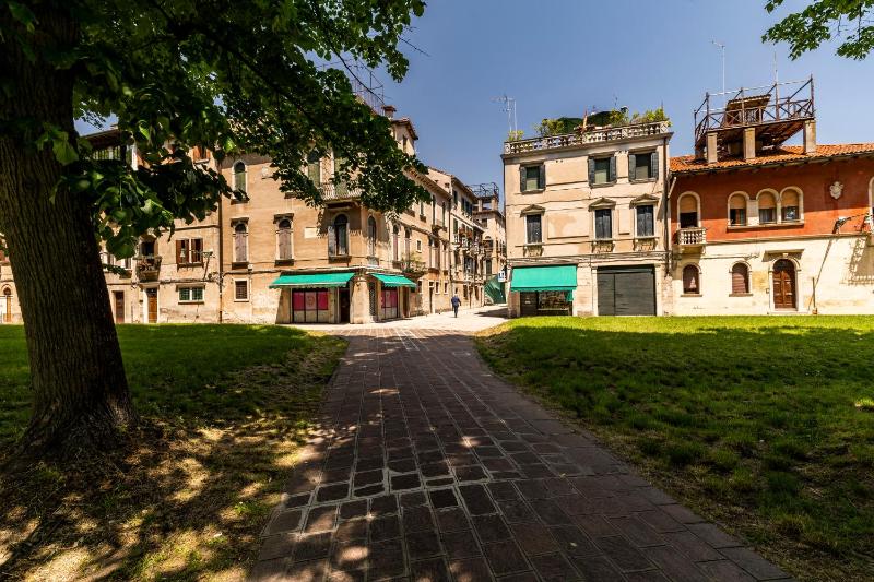 One-Bedroom Apartment image 4