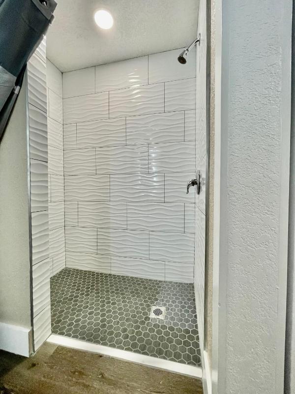 King Room with Mobility/Hearing Access and Roll-In Shower, Non-Smoking image 2