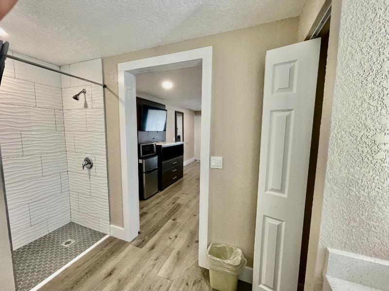 King Room with Mobility/Hearing Access and Roll-In Shower, Non-Smoking image 4