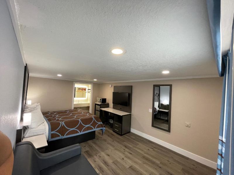 King Room - Non-Smoking image 3
