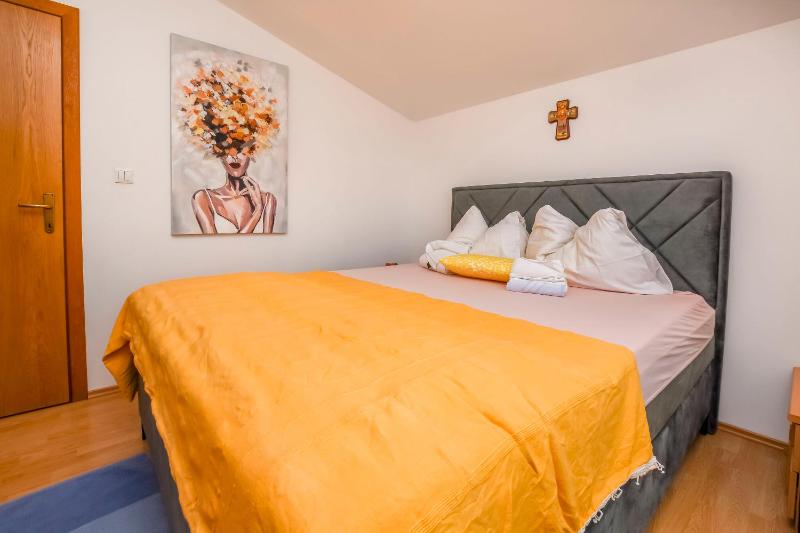 One-Bedroom Apartment with Sea View image 3