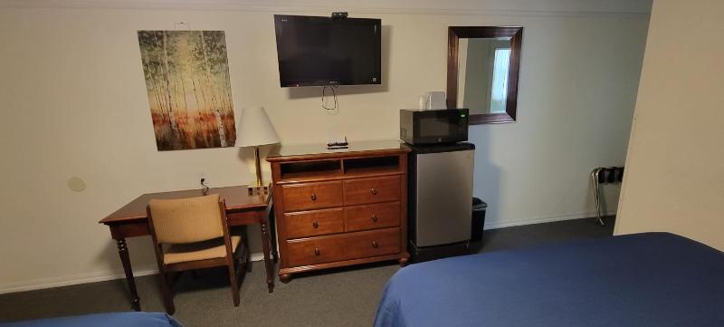 Queen Room with Two Queen Beds image 3