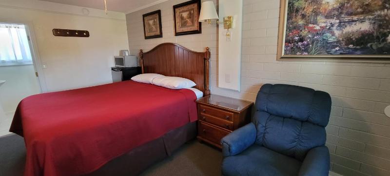 Deluxe King Room image 2