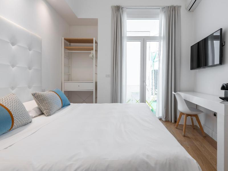 Double Room with Balcony image 3
