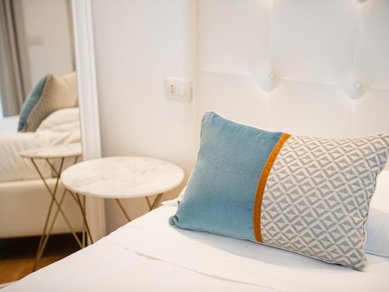 Double Room with Balcony image 2