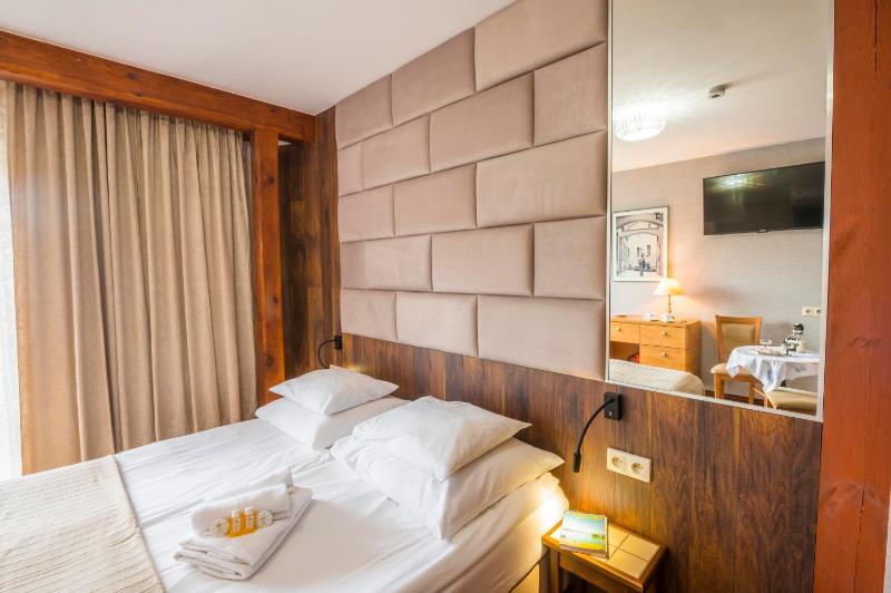 Double Room with Balcony image 4