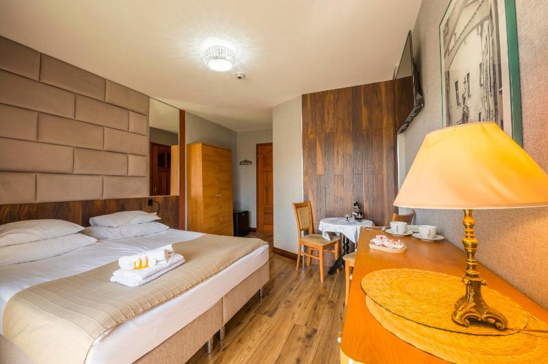 Double Room with Balcony image 3
