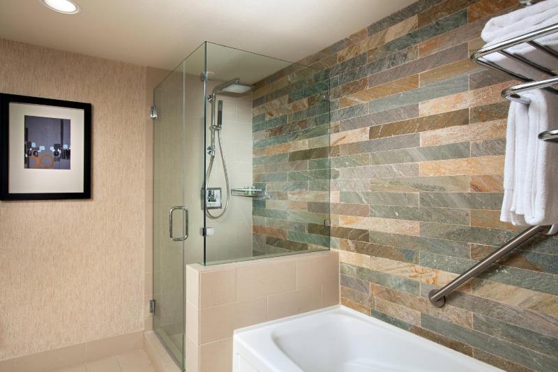 Larger Guest room, 1 King image 4