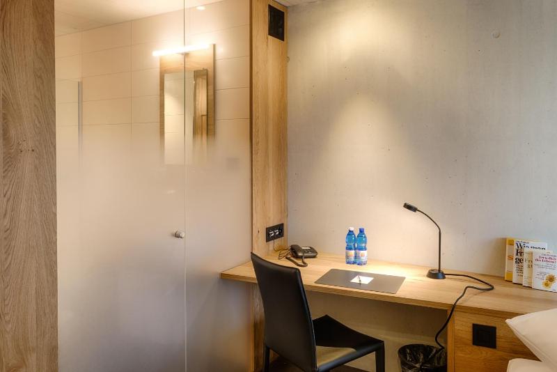 Double Room with Balcony image 4