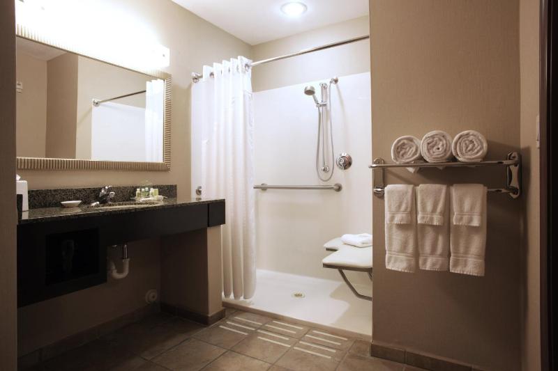 Queen Room with Two Queen Beds Hearing Accessible with Roll-In Shower - Non-Smoking image 3