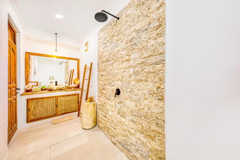 Villa Dublin - Luxury 5 BDR w Jacuzzi & Pool - image 10