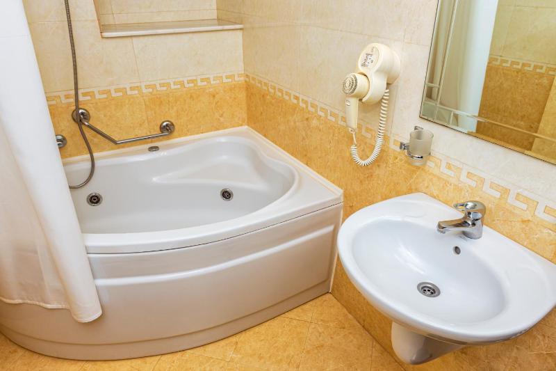Standard Twin Room image 1