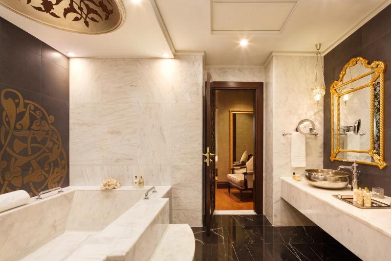 Imperial One-Bedroom Suite with Club Access including Breakfast, Afternoon Tea, Evening Cocktail Hours & Soft Refreshments image 4