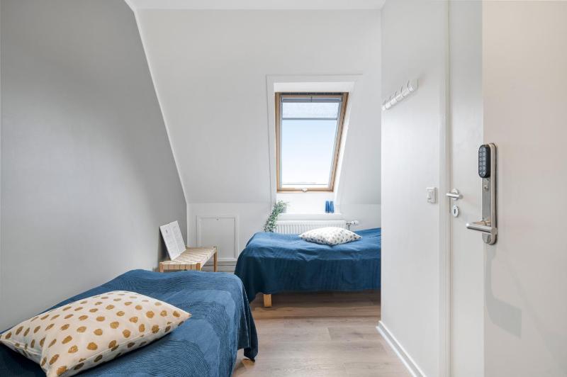 Twin Room with Private Bathroom image 4