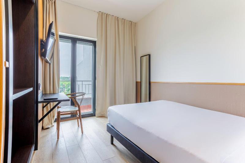 Small Double Room image 3