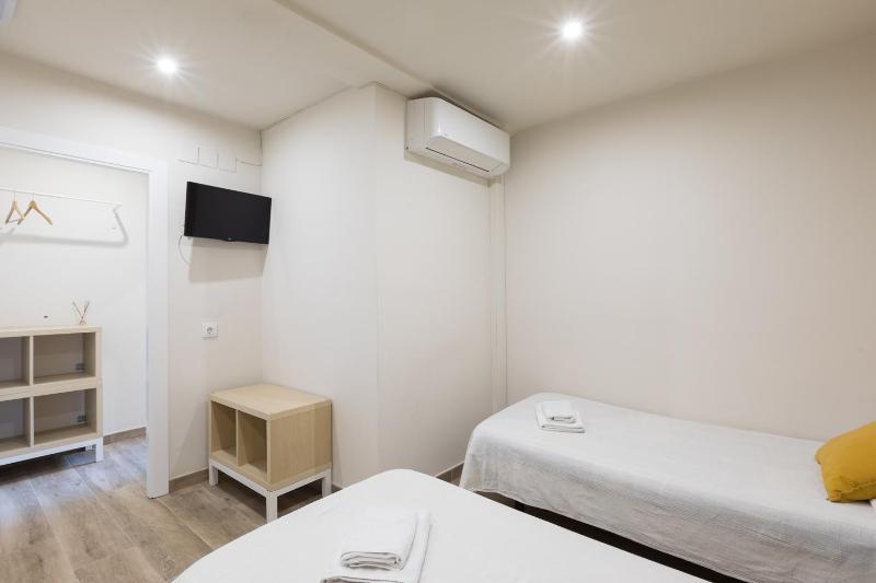 Triple Room with Bathroom image 2